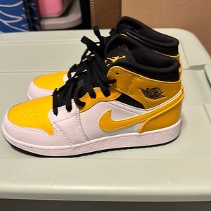 Air Jordan 1 Mid GS University Gold sneakers